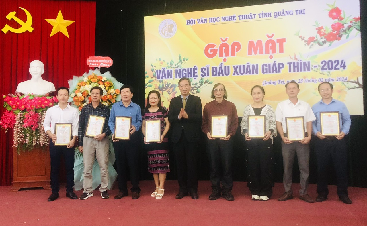Ph&oacute; Chủ tịch UBND tỉnh Ho&agrave;ng Nam tặng hoa ch&uacute;c mừng c&aacute;c văn nghệ sĩ đoạt giải tại c&aacute;c cuộc thi s&aacute;ng t&aacute;c VHNT của c&aacute;c ban, bộ, ng&agrave;nh Trung ương tổ chức - Ảnh: C.N